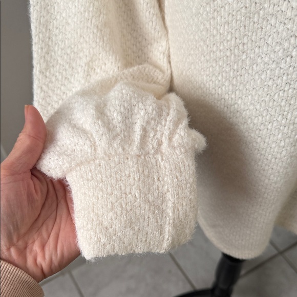 Hollister Co. Cozy Cream V-Neck Sweater - Picture 3 of 7